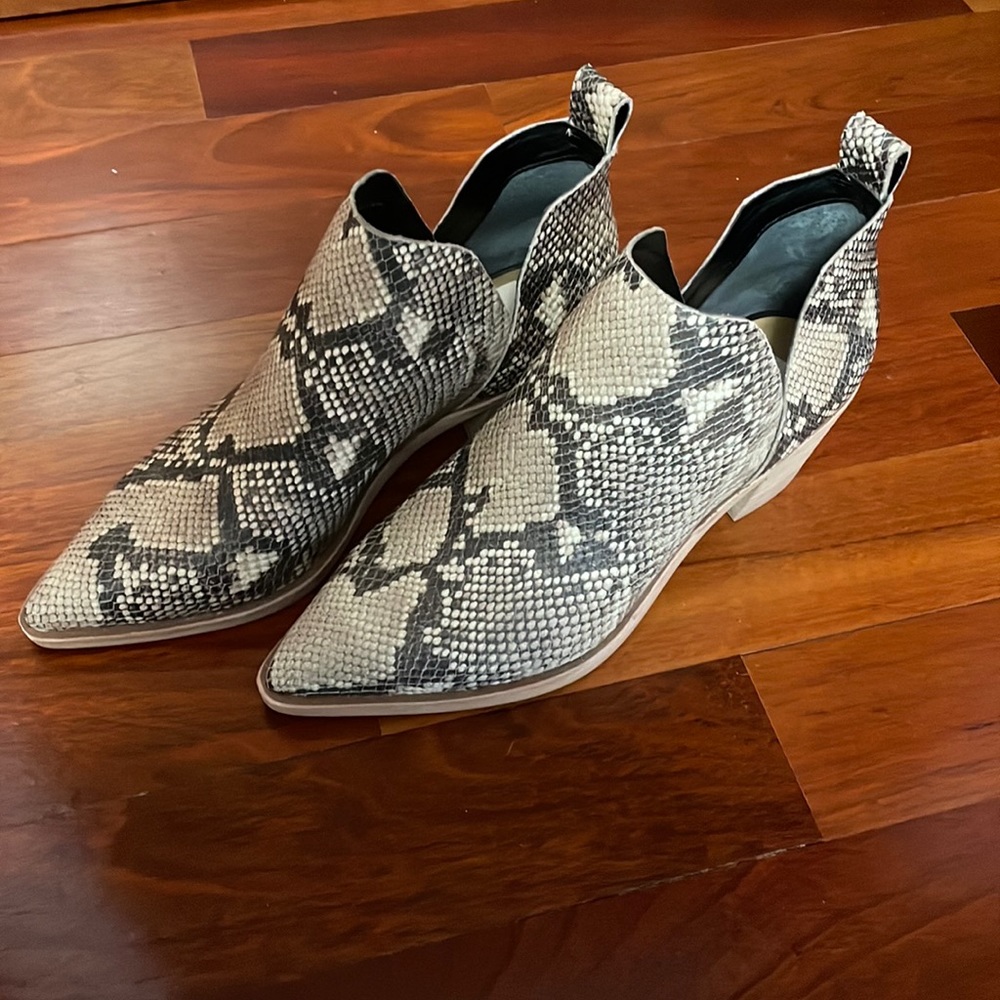 Never worn - Dolce vita snake skin booties, size 8